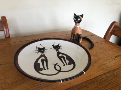 Pottery cat and painted plate with cats