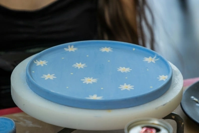 Blue painted plate with daisies